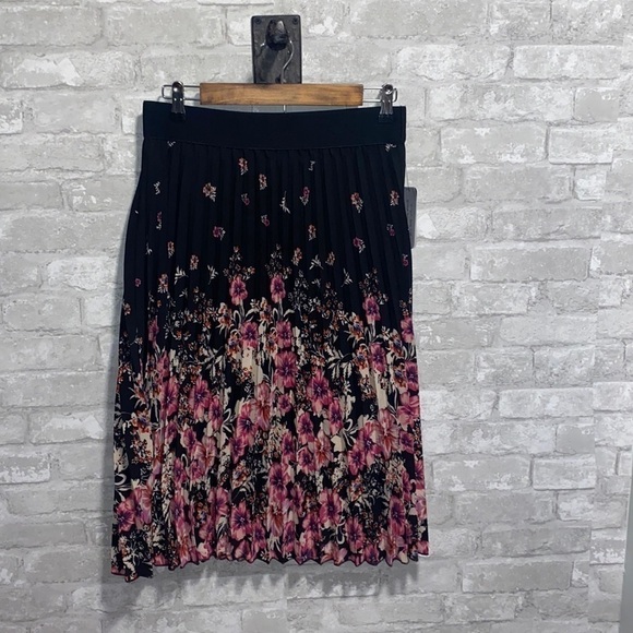 NEW! Pleaded Flower Skirt - Picture 1 of 4